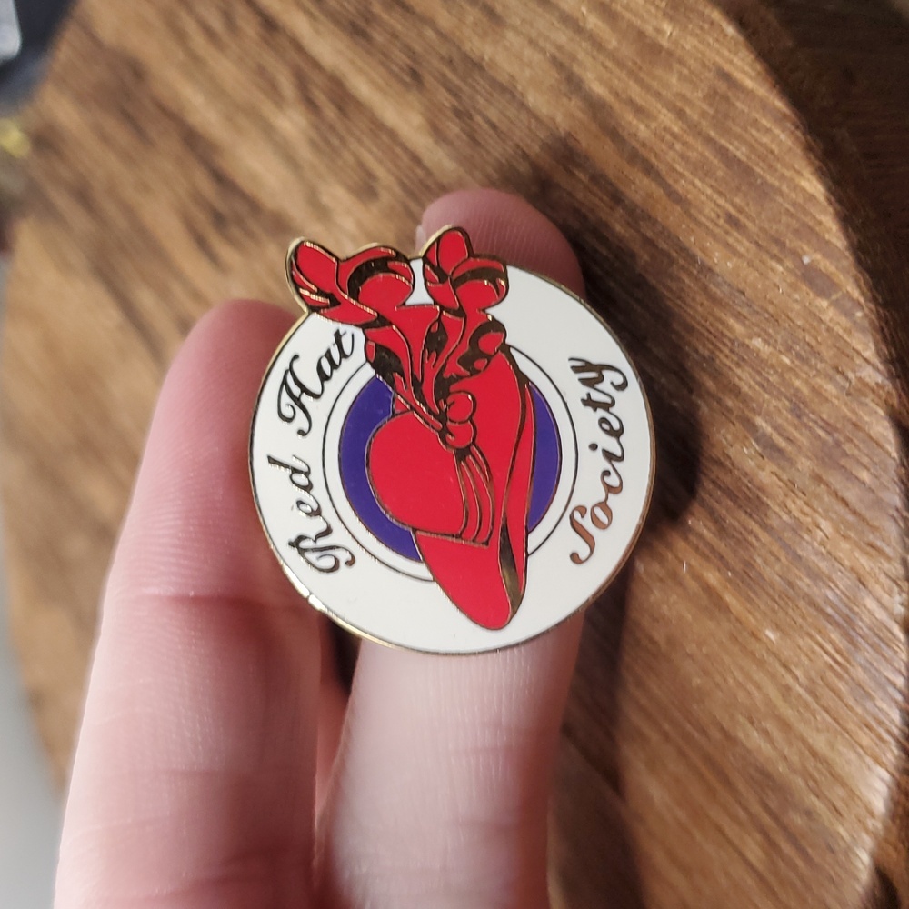 B833 red‎ hat society collectible pin